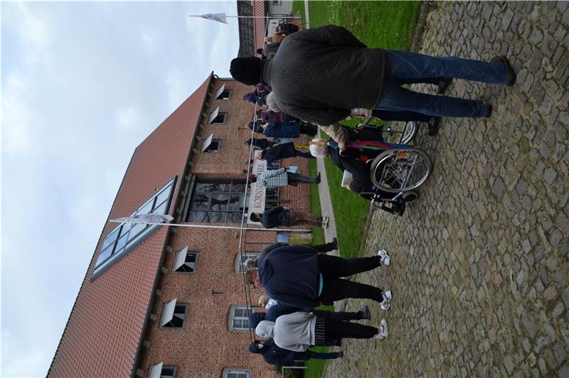 Eine lange Schlange beim Impftermin im Kornspeicher . Foto: Helfferich