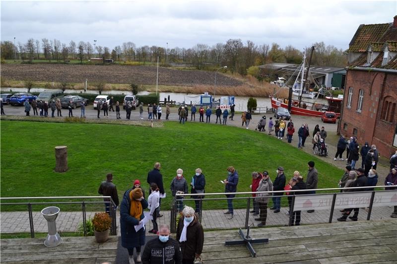 Eine lange Schlange bildete sich vor dem Kornspeicher in Freiburg. Am Freitag war dort ein mobiles Impfteam. Es kamen Impfwillige sogar aus Hamburg angereist. Foto: Helfferich