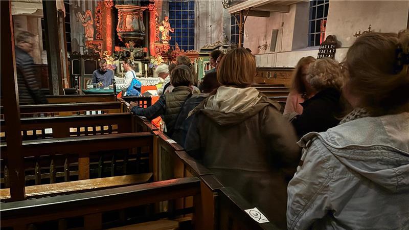 Wunde Füße und offene Herzen: Tobias Schlegls bewegende Pilgerreise Eine lange Signierschlange quer durch die Borsteler Kirche.