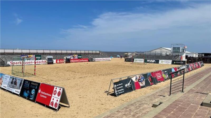 Unwetter: Hunderte Kinder von Zeltplatz am Strand in Sicherheit gebracht Eine leere Beach-Arena statt Beachhandball-Action: Nach dem heftigen Unwetter muss das Turnier abgesagt werden.