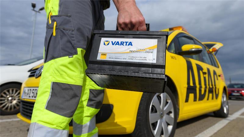 Eine leere Starter-Batterie ist laut ADAC-Statistik die häufigste Ursache für Auto-Stillstand.