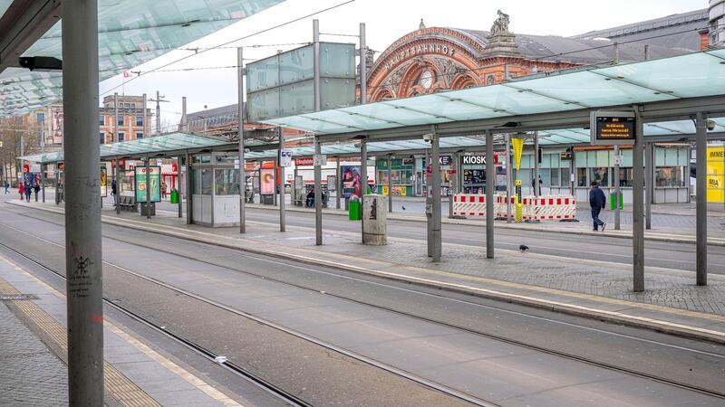 Verdi legt ÖPNV für bessere Arbeitsbedingungen lahm Eine leere Straßenbahnhaltestelle vor dem Hauptbahnhof in Bremen.