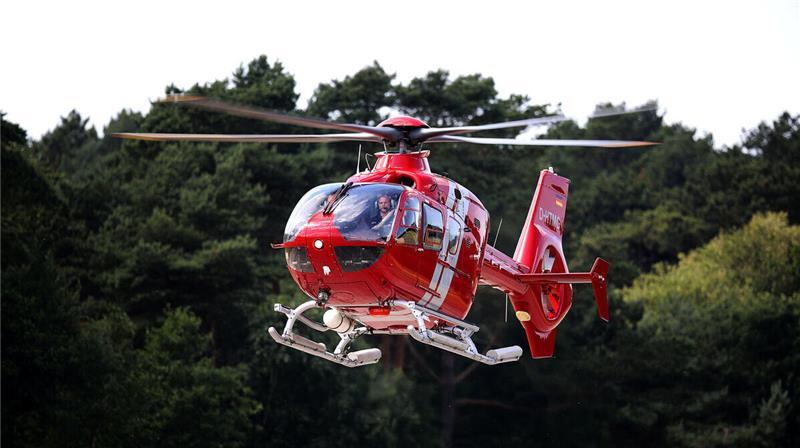 Eine letzte Ehrenrunde: Der EC 135 beim feierlichen Fly-out am Marinefliegerstandort Nordholz.