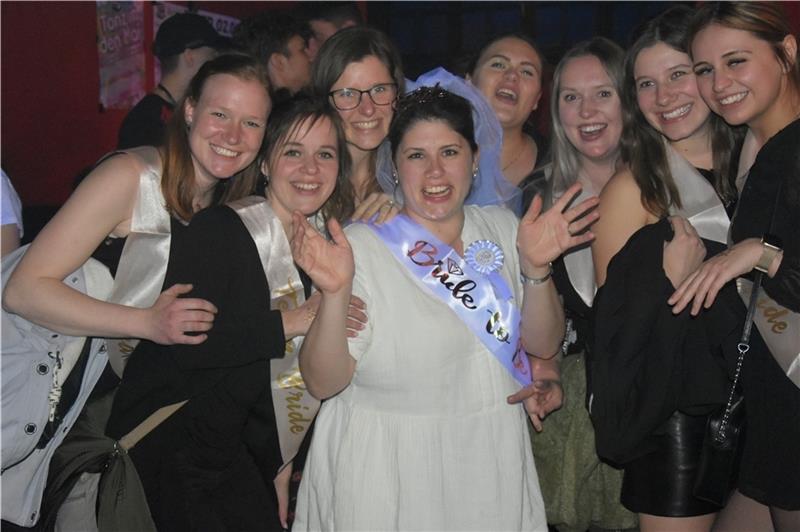 Eine „letzte“ lange Nacht: Janina Ernst feiert ihren Jungesellinnenabschied mit Freundinnen.