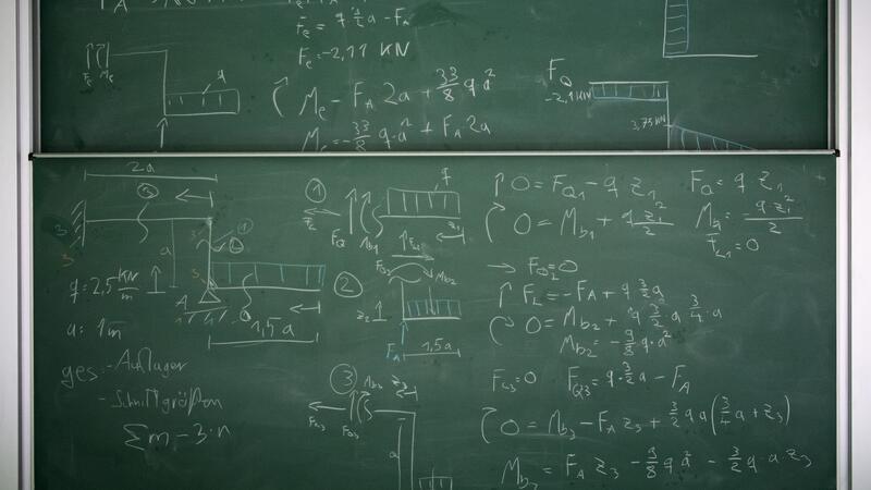 77 Talente bei Mathematik-Olympiade ausgezeichnet Eine mathematische Berechnung steht mit Kreide geschrieben an einer Tafel.