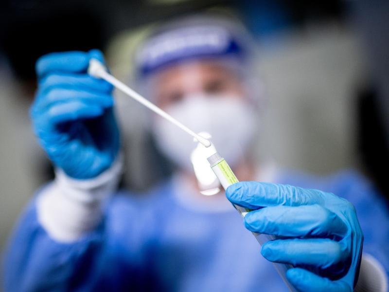 Eine medizinische Mitarbeiter hält einen Tupfer für einen Abstrich für einen Corona-Test in der Hand. Foto: Matthias Balk/dpa/Symbolbild