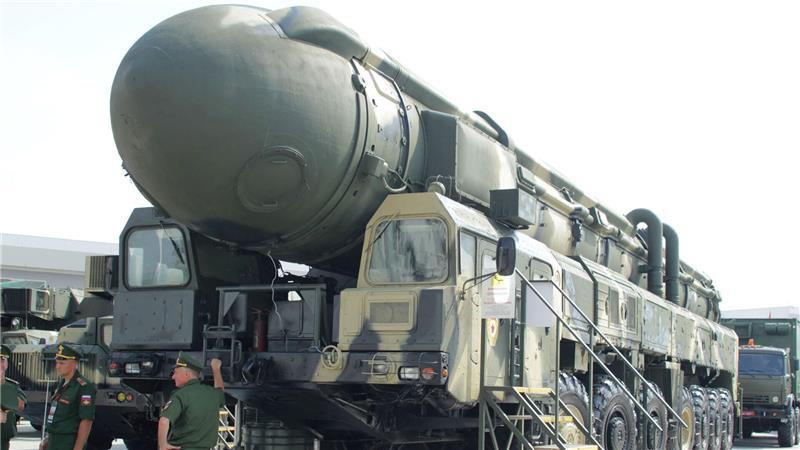 Friedensforscher warnen vor neuem nuklearen Wettrüsten Eine mit Atomsprengköpfen bestückbare Interkontinentalrakete wird auf einer Rüstungsmesse in Moskau präsentiert. (Archivbild)