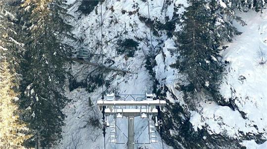 Eine mit vier Personen besetzte Gondel ist in Österreich im Skigebiet Hochötz abgestürzt.