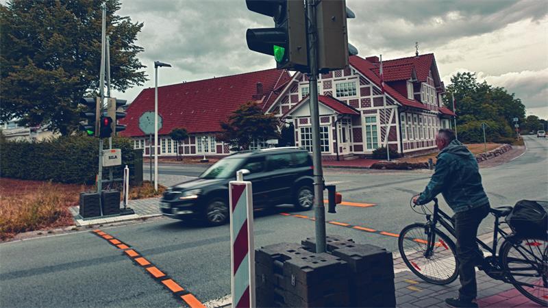 Eine mobile Ampelanlage hilft Fußgängern und Radfahrern in Nottensdorf, die Straße zum neuen Verbindungsweg zu überqueren.