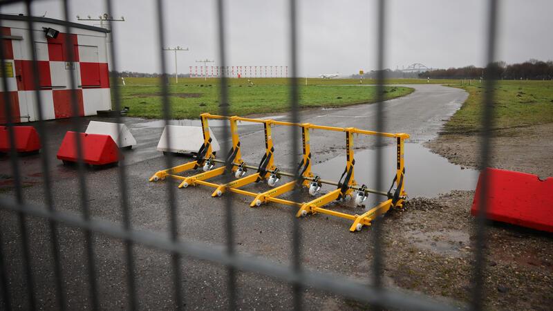 Eine mobile Rammschutzanlage sichert eine Einfahrt zum Flugfeld am Südende des Hamburger Flughafens.