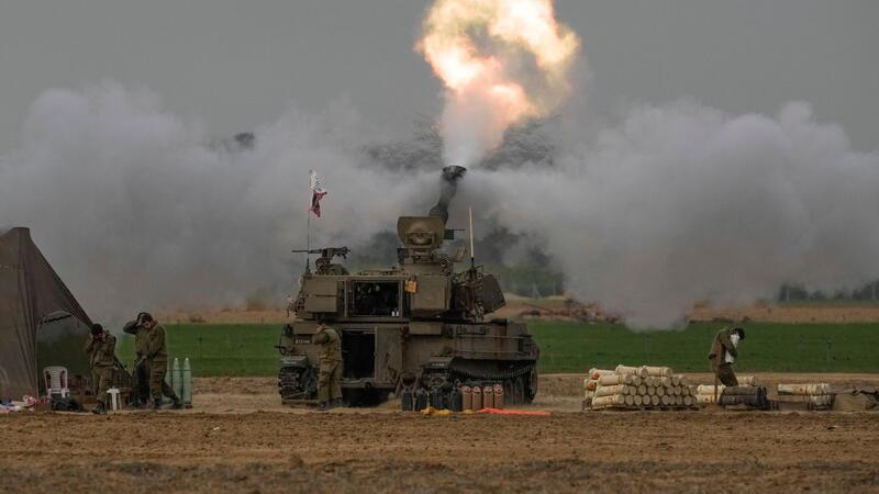 Helfer machtlos angesichts „humanitärer Katastrophe“ in Gaza Eine mobile israelische Artillerieeinheit feuert eine Granate aus dem Süden Israels in Richtung Gazastreifen.