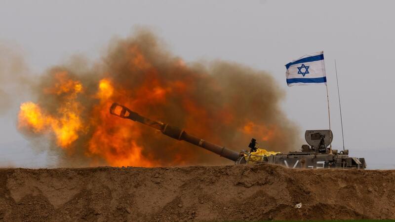 Eine mobile israelische Artillerieeinheit feuert eine Granate aus dem Süden Israels in der Nähe des Gazastreifens ab.