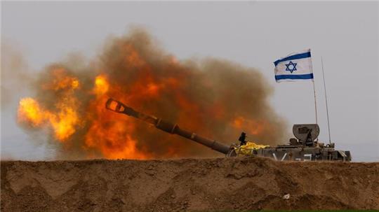Eine mobile israelische Artillerieeinheit feuert eine Granate aus dem Süden Israels in der Nähe des Gazastreifens ab.
