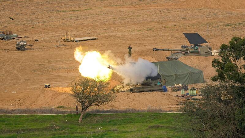 Israel bedauert zivile Tote bei Angriff auf Gaza Eine mobile israelische Artillerieeinheit feuert eine Granate aus dem Süden Israels in Richtung des Gazastreifens ab.