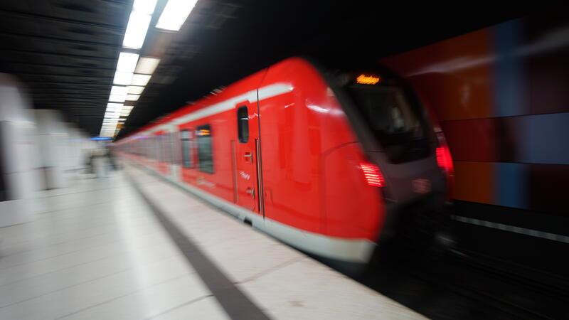 Eine moderne S-Bahn fährt in den S-Bahnhof Harburg Rathaus ein Foto: Marcus Brandt/dpa