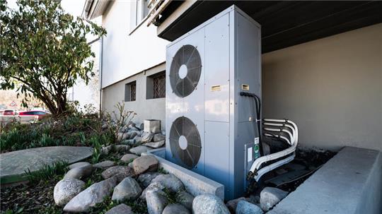 Eine moderne Wärmepumpe kann auch der Wohnungseigentümergemeinschaft helfen, langfristig fossile Brennstoffe zu sparen und Betriebskosten zu reduzieren.