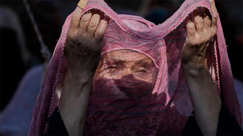 Eine muslimische Frau aus Kaschmir betet während des jährlichen Khawaja-e-Digar-Festes vor dem Schrein von Naqashband Sahib in Srinagar, im von Indien kontrollierten Kaschmir.