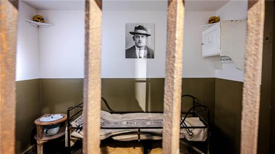 Eine nachgebaute Zelle mit einem Foto des Massenmörders Fritz Haarmann wird im Polizeimuseum Niedersachsen gezeigt.