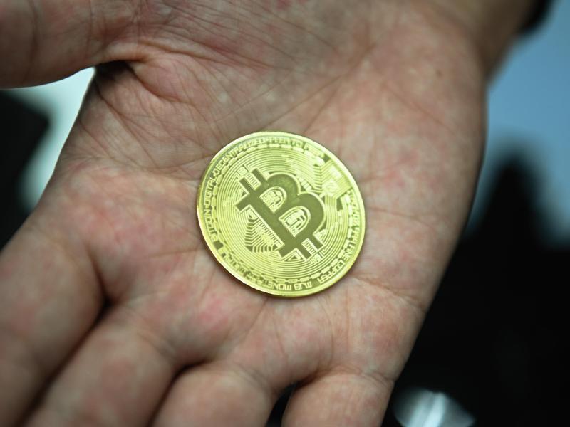 Eine nachgemachte Münze mit dem Bitcoin-Logo. Foto: Nicolas Armer/dpa