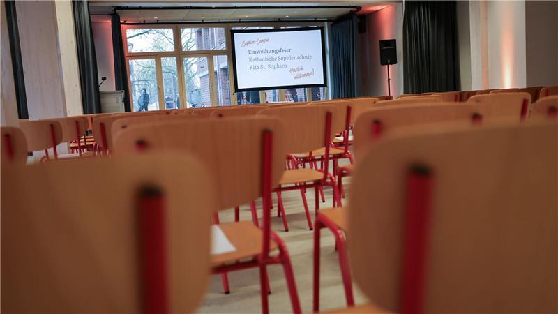 Erzbistum weiht neue katholische Schule Sophien-Campus ein Eine neue Aula für Tanz und Musik steht bereit.