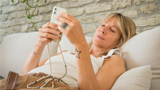 Eine neue Betrugsmasche lockt mit SMS-Links zum Anbieterwechsel.