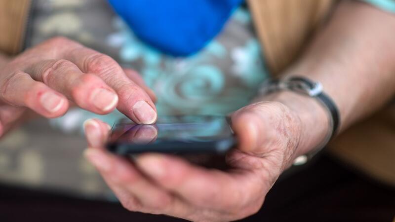 Eine neue Betrugsmasche macht sich breit: Vermeintliche Top-Smartphones werden zu Schnäppchen-Preisen im Internet angeboten - die entpuppen sich dann als Billig-Attrappen. Foto: Schuldt