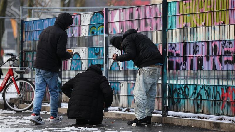 Eine neue Einrichtung für suchtkranke Obdachlose soll das Umfeld am Hamburger Hauptbahnhof entlasten (Archivbild).