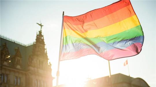 Eine neue Glasskulptur in Pride-Farben soll an der Hamburger Alster ein Zeichen für sexuelle und geschlechtliche Vielfalt setzen. (Symbolbild)