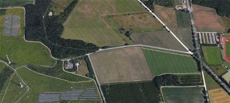 Eine neue Grünmüll-Annahmestelle könnte am Eingang zum Energieberg, der alten Deponie, im Neu Wulmstorfer Süden entstehen (kleine graue Fläche links neben der brauen Ackerfläche in der Bildmitte) . Die Stadtreinigung Hamburg betreibt dort Windkraft und Fotovoltaik. Foto Google Earth