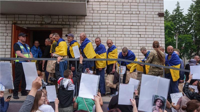 Eine neue Gruppe ukrainischer und russischer Kriegsgefangener sind bei einem Austausch freigekommen (Archivbild)