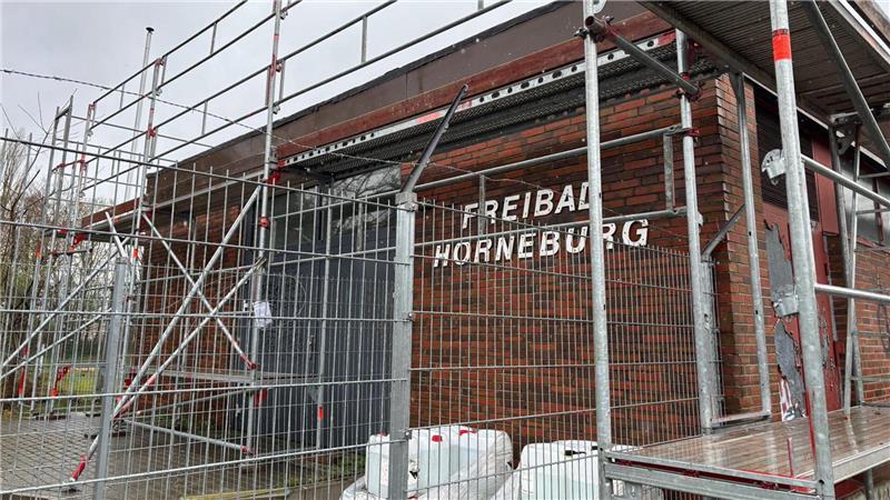 Eine neue PV-Anlage soll zukünftig die Betriebskosten des Freibads senken.