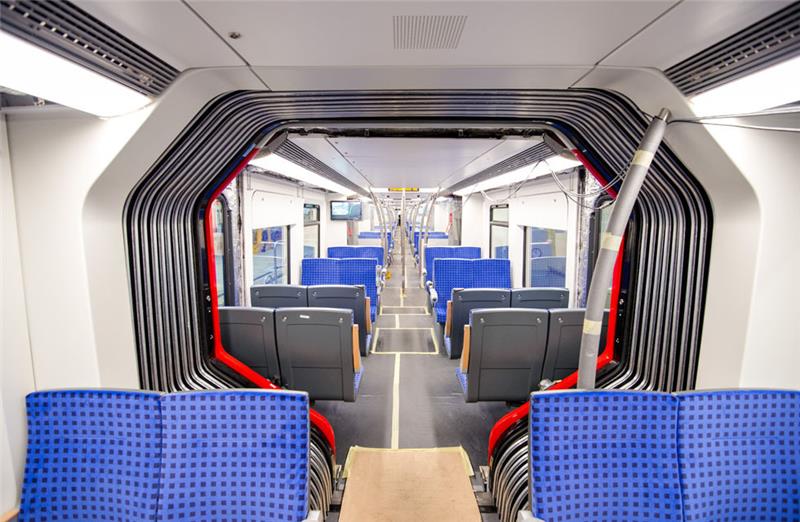 Eine neue S-Bahn vom Typ „ET490“ des Herstellers Bombardier Transportation. Bei diesen topmodernen Züge hat Hamburg die Bestellung jetzt von 60 auf 72 Züge erhöht.  Foto: Bockwoldt/dpa