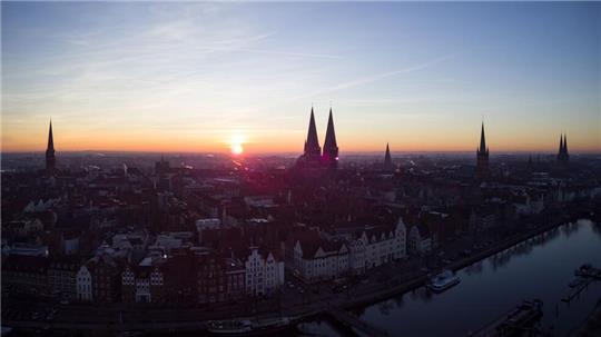 Eine neue Stiftung mit dem Namen „7 Türme +“ soll dauerhaft Geld für den Erhalt der Silhouette der Lübecker Altstadt sammeln. 