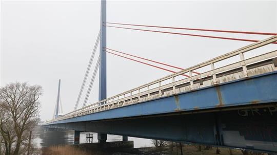 Eine neue Verkehrsführung auf der A1 soll die marode Norderelbbrücke schonen. (Archivbild)