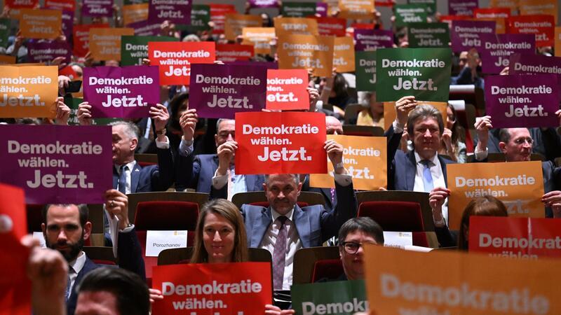 Scholz-Rede zur Eröffnung der Leipziger Buchmesse gestört Eine offizielle Demokratie-Aktion bei der Eröffnung der Leipziger Buchmesse.