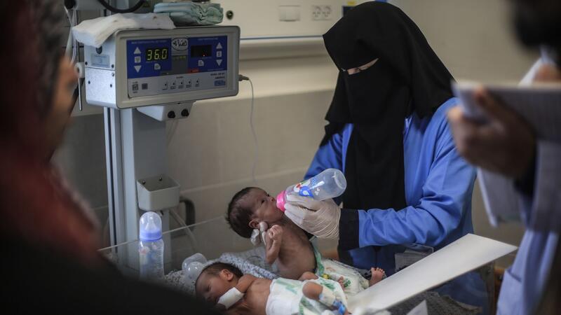 Tote bei Beschuss von Klinik in Gaza Eine palästinensische Ärztin bereitet ein Frühgeborenes in einem Krankenhaus für die Überführung nach Ägypten vor.