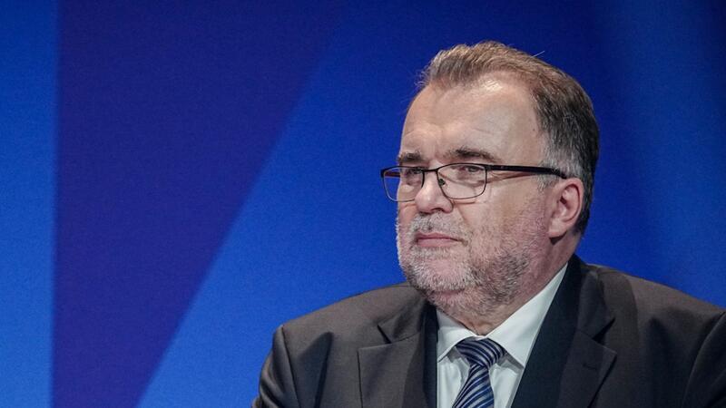 BDI: AfD ist schädlich für die Zukunft unseres Landes „Eine politische Bewegung, die die Wende rückwärts zu Nationalismus beschwört, ist schädlich für dieses Land: für die Wirtschaft und für Ansehen und Erfolg Deutschlands im globalen Kontext“, sagt BDI-Präsident Siegfried Russwurm.