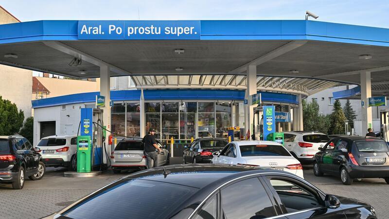 Eine polnische Tankstelle. In der Regel ist der Sprit dort deutlich billiger. (Archivbild)