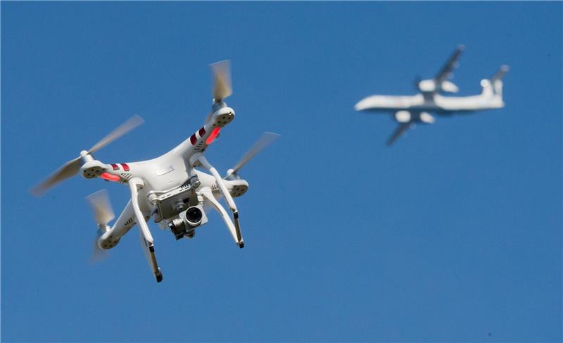 Zahl der verbotenen Drohnenflüge bei Hamburger Großveranstaltungen nimmt zu Eine private Drohne fliegt weit entfernt von einem Flugzeug.