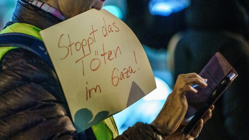 Netanjahu: Zweite Phase des Gaza-Krieges hat begonnen Eine pro-palästinensische Gruppe demonstriert in der Innenstadt von Frankfurt/Main.