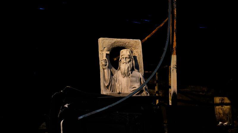Eine religiöse Skulptur steht in einer verbrannten Werkstatt in Chalandri, einem Vorort von Athen, nach einem Waldbrand nahe der griechischen Hauptstadt.