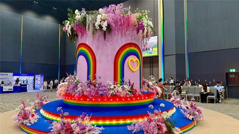 Queeres Liebesfest: Thailand feiert die „Ehe für alle“ Eine riesige Hochzeitstorte diente als Deko.