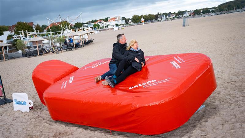 Eine riesige Wärmflasche geht auf Reisen durch die Ostseebäder.