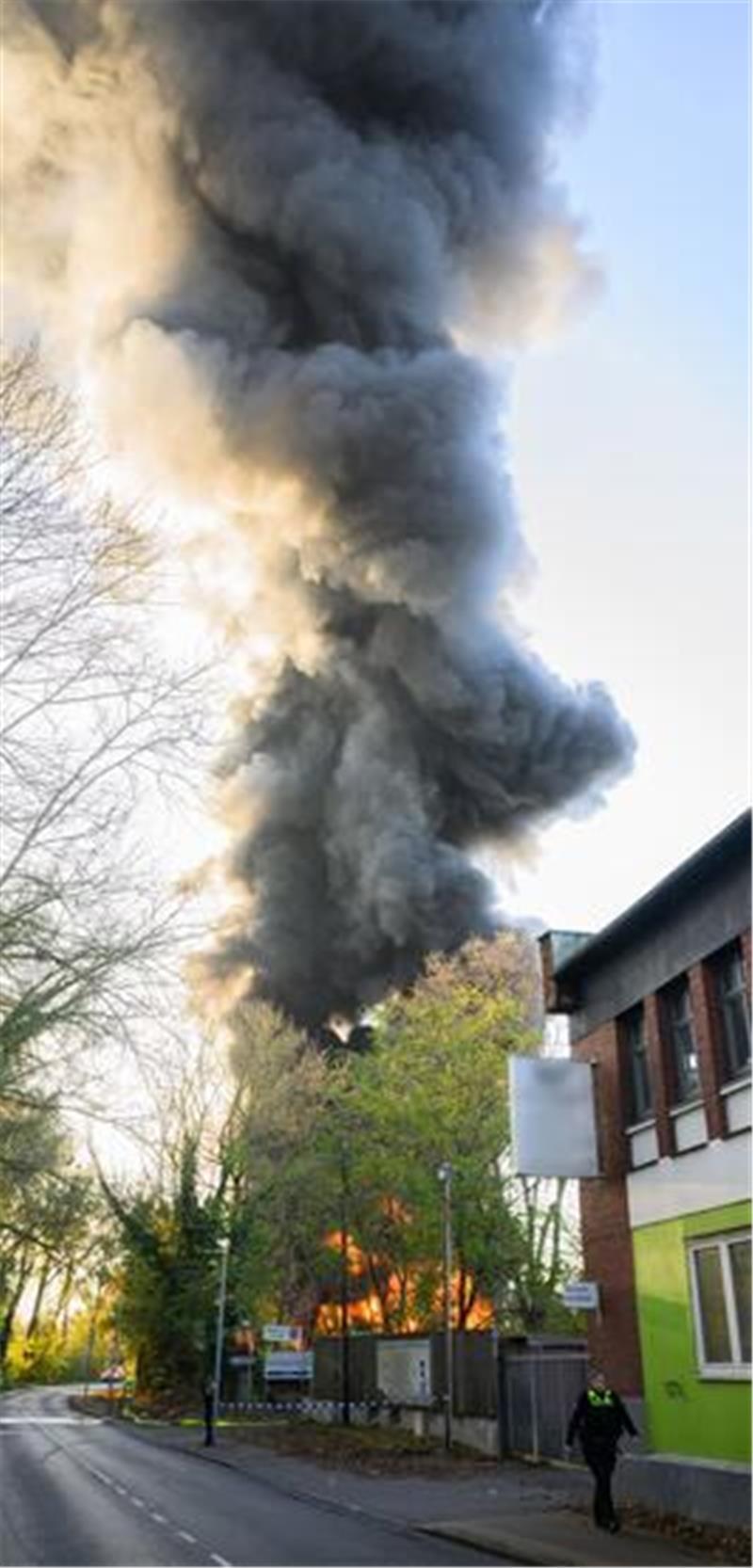 Eine riesige dunkle Rauchwolke ist über dem Süden Hannovers zu sehen.