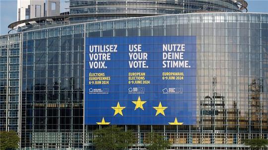 Eine riesiges Transparent wirbt am Europäischen Parlament in Straßburg für die Europawahlen.