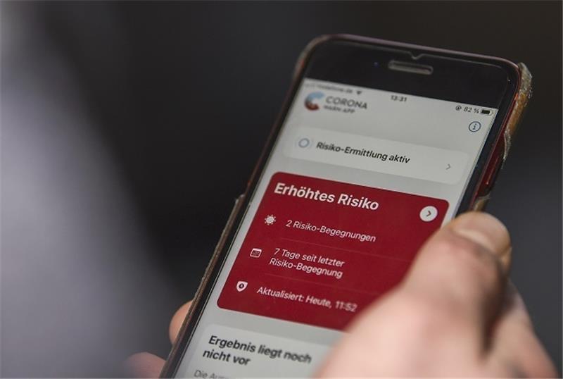 Rote Meldung in Corona-Warn-App reicht nicht mehr für PCR-Test aus Eine rote Kachel verbreitet oft Unsicherheit. Einige Nutzer wissen nicht,wie sie auf die Warnmeldung reagieren sollen. Foto: Hofmann/dpa