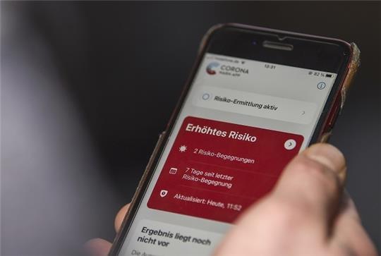 Eine rote Kachel verbreitet oft Unsicherheit. Einige Nutzer wissen nicht,wie sie auf die Warnmeldung reagieren sollen. Foto: Hofmann/dpa