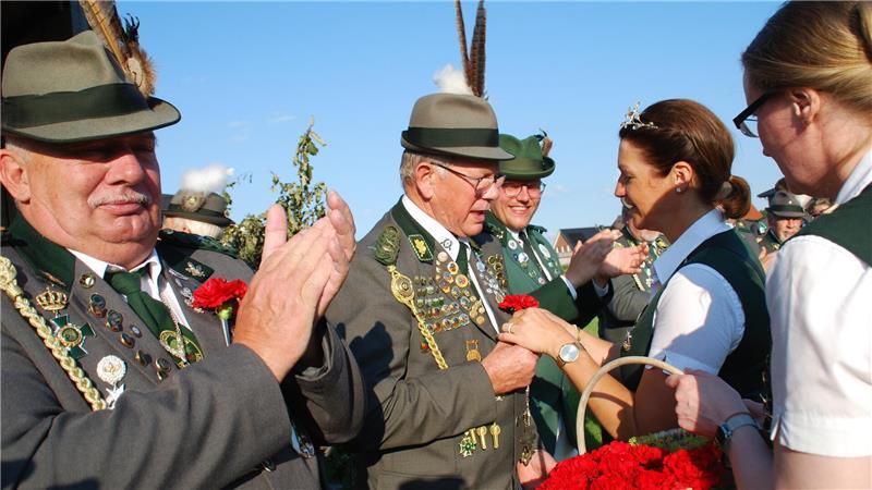Eine rote Nelke für die potenziellen Königskandidaten.