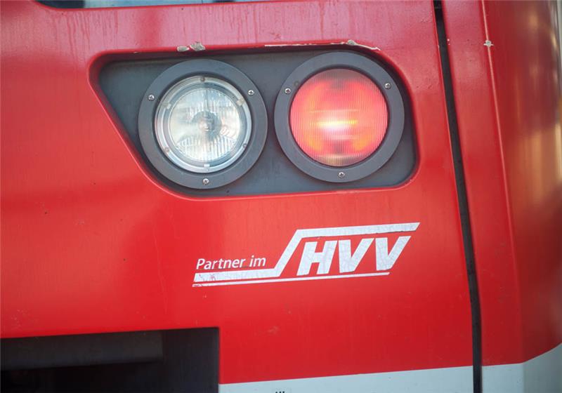 Eine rote Rückleuchte strahlt an einem Wagen der Hamburger S-Bahn im Instandhaltungswerk Hamburg-Ohlsdorf. Foto: Christian Charisius dpa/lno