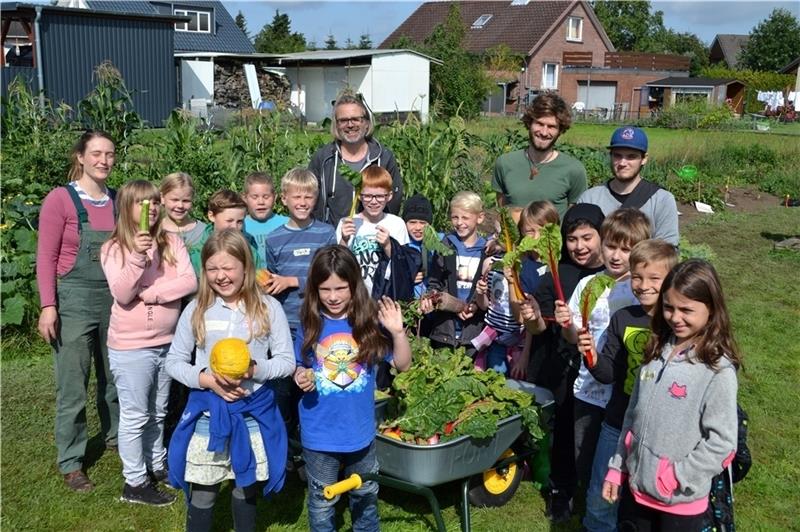 Eine satte Ernte brachten die Kinder des Bildungshauses Wischhafen am Montag ein. Fotos Helfferich